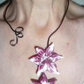 collier en alu 2mm marron avec fleurs bor