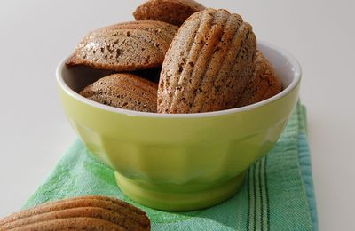 Madeleines à la farine de sarrasin et à la violette, sans gluten