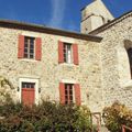 une vue de la maison , avec le mur de l'eglise