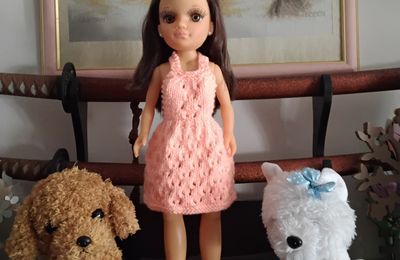 Janet et sa robe fantaisie mouchetée