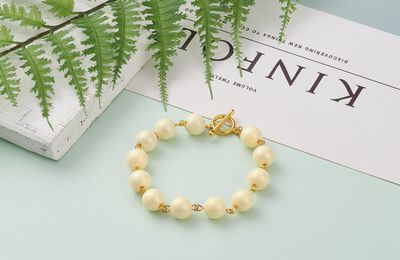Acheter des perles de qualité pour fabriquer un bracelet avec des outils de bijoux : conseils pour débutants