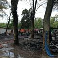 Au milieu de la forêt un campement de fortune détruit par les flammes