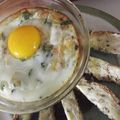 Oeufs cocotte aux comté, crevettes grises et pain au levain