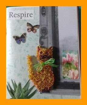 Un livre une bidouille : une broche en perles de rocaille.