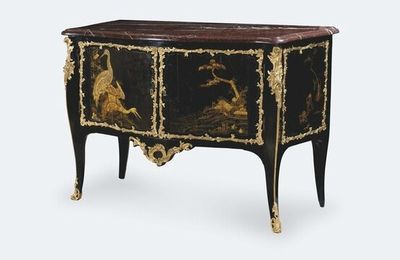 Commode à porte de forme galbée, le bâti en chêne, placage de bois noirci et vernis européen. Estampillée L BOUDIN,  Époque Loui