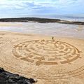 A Granville, la poésie des labyrinthes éphémères tracés par Bastien sur le sable de l'estran...