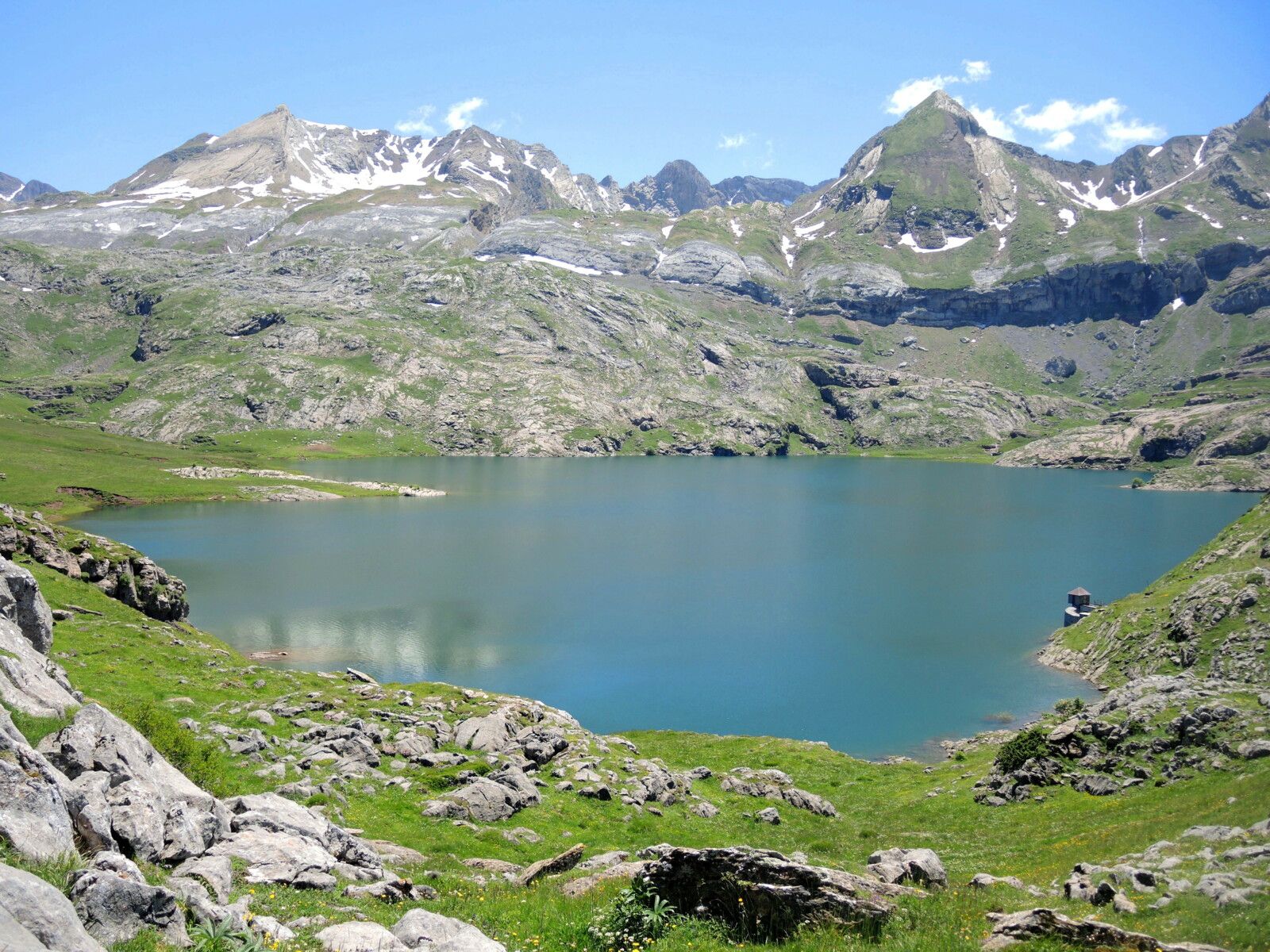 Lac d'Estaens, panorama 2 sur le lac, pointe de Bozo et pic Liovilla,  juin 2024 (Espagne)