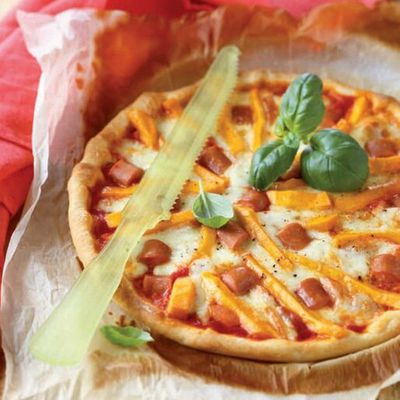 Pizza aux Knacki, mozzarella et mimolette
