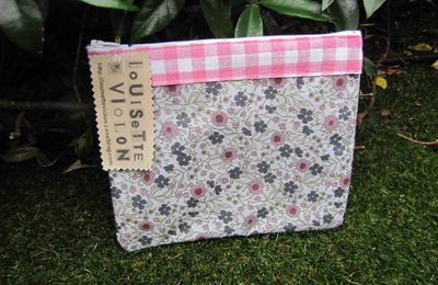 Trousse plate fleurie et vichy rose