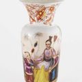 Bayeux. Vase cornet en porcelaine, à décor polychrome d'un dignitaire chinois. XIXe siècle.