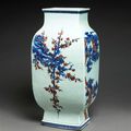 Vase à décor des "trois amis" en forme de fanghu, dynastie Qing (1644-1912