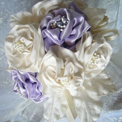 le bouquet de la mariée ottoman ivoire et satin parme,feuilles en velours