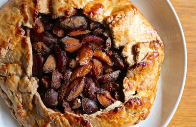 Tarte rustique aux quetsches, au coco et à la cannelle