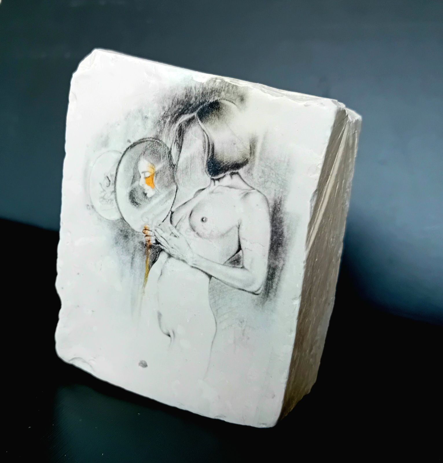 Reproduction d'une œuvre d'art sur pierre calcaire. Ici, dessin, nu féminin. 