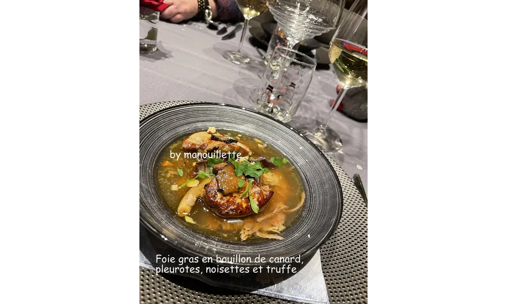 Foie gras en bouillon de canard, pleurotes, noisettes et truffes