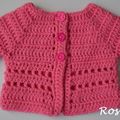 Une brassière préma rose au crochet