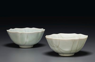 A pair of Guan-style foliate bowls, Daoguang six-character seal marks in underglaze blue and of the period (1821-1850)