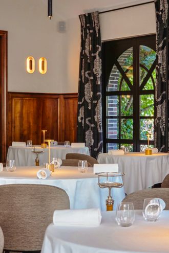 La carte propose une dizaine de plats ‘à la carte’ ainsi que deux menus: menu Découverte en trois services (90€) et le menu Dégustation en 5 services (€130). A noter également un menu gastronome à 28€ pour les enfants qui sont les plus que bienvenus à l'Hostellerie.