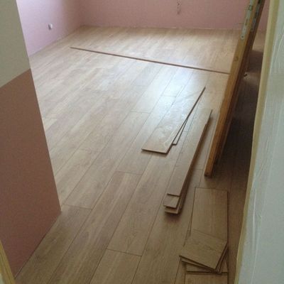 Pose du parquet dans les chambres de l'étage 