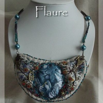 Collier en lin brodé " Barbe bleue"