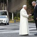 Benoit XVI a une nouvelle Papemobile (CPA)
