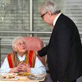 AUX MALADES, ÉVIDEMMENT, DES VŒUX DE MEILLEURE SANTÉ.