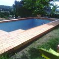 Provence toujours : terrasse en bois autour d'une piscine