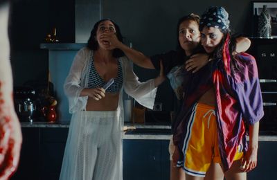 Les Femmes au balcon de Noémie Merlant : un bijou comique, horrifique et gore qui fait catharsis – Contre critique 