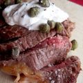 Boeuf grillé, crème au raifort et aux câpres