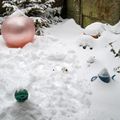 Objets dans la neige - pour les enfants.