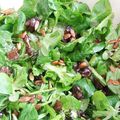 Salade hivernale: mâche, roquette, coriandre & graines de tournesol caramélisées, sauce au balsamique & confit d'oignon