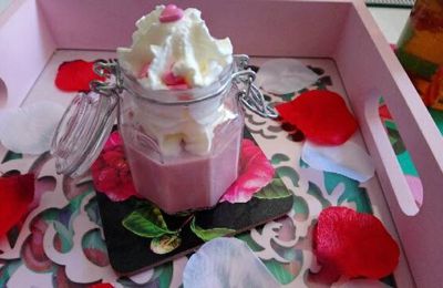 Jolie panacotta rose à la framboise façon liégeois 