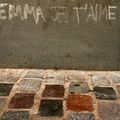 Emma je t'aime à la craie sur un mur en ciment gris