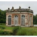 Dampierre, petit pavillon au bord de l'eau dans le parc du Chateau