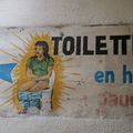 Affiche indiquant les toilettes dans un resto à Madagascar