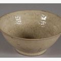 VIETNAM. XIIeme-XIIIeme siècle. Bol en céramique craquelée beige et 5 petits vases