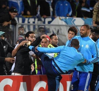 OM: Patrice Evra  a été trop loin en donnant un coup de pied à un supporter