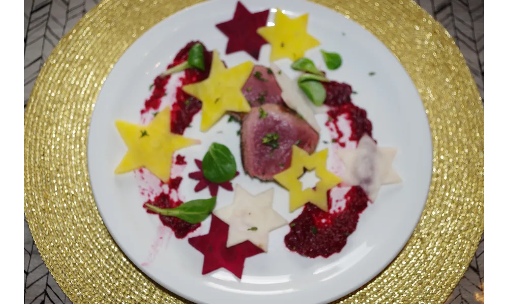 MEDAILLONS DE BICHE A LA BETTERAVE