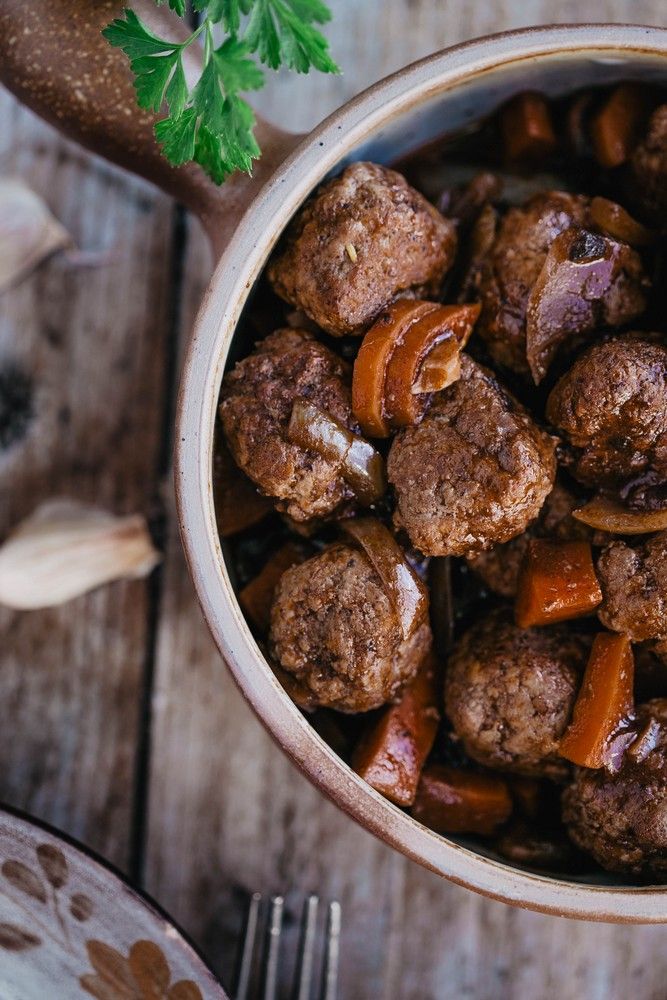 boulettes de boeuf, viande hachée, façon bourguignon, facile, plat en sauce, plat réconfortant, recette hiver, carottes, champignons, lardons, vin rouge, réchauffé c'est meilleur