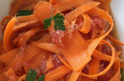 Salade de tagliatelles de carottes-pamplemousse rose