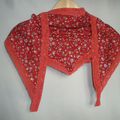 Foulard Liberty rouge à petites fleurs et dentelle rouge corail