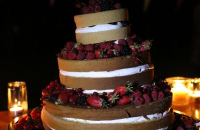 Pièce montée façon naked cake aux fruits rouges, crème au citron 