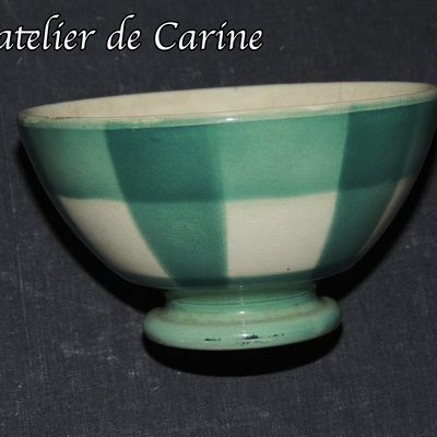 Petit bol ancien décor aux carreaux verts 