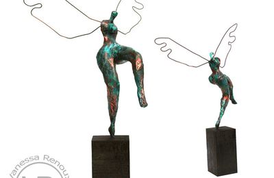 Sculpture de femme qui prend son envol, ailée