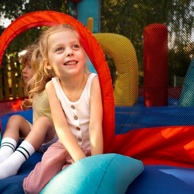 Comment choisir la taille idéale d’un château gonflable selon l’espace disponible (jardin, salle, terrain public)