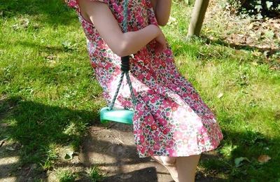 Une robe Liberty betsy rose pour Sixtine confectionnée par Au Pays des Jolis Pois