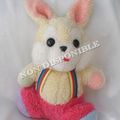 Peluche Lapin Assis Blanc Jaune Rose Bleu Violet Bretelles Multicolore Nounours