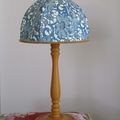 Lampe de chevet en papier japonais bleu "fleurs