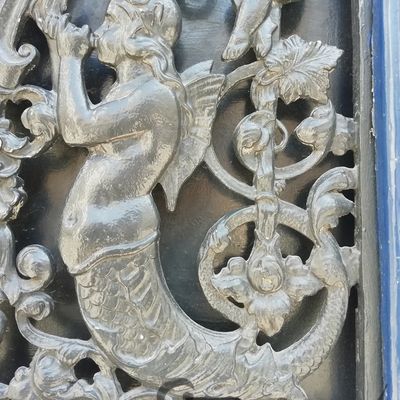 Sirènes de ferronerie de porte dans le 9ème arrondissement de Paris - Mermaid ironwork on a parisian door