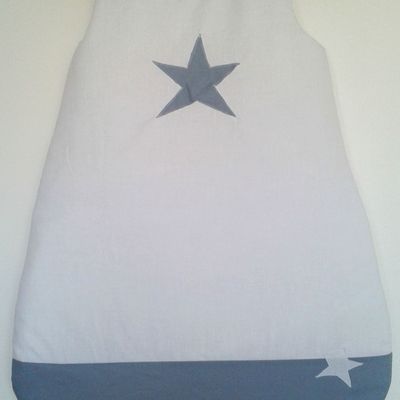 Gigoteuse bébé blanche et grise, motif étoiles 